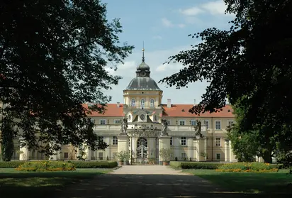 Pohled z parku osovou alejí k zámku Hořovice